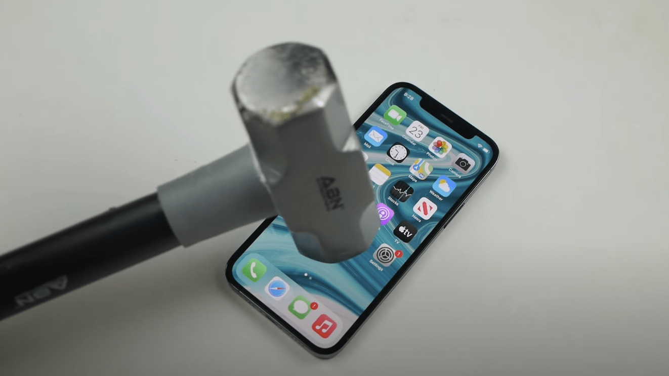 Katso tuoreelta Youtube-videolta kuinka juuri julkaistu uusi Iphone 12 kestää vasaran iskuja ja puukon viiltoja!