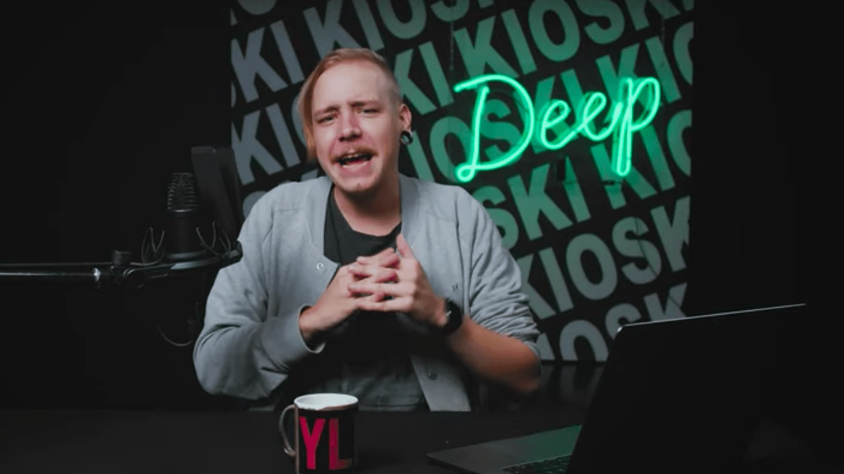 Ylellä videoita tekevä Aleksi Rantamaa paljastaa juoneensa bensaa yrittäessään saada polttoainetta moposta toiseen.