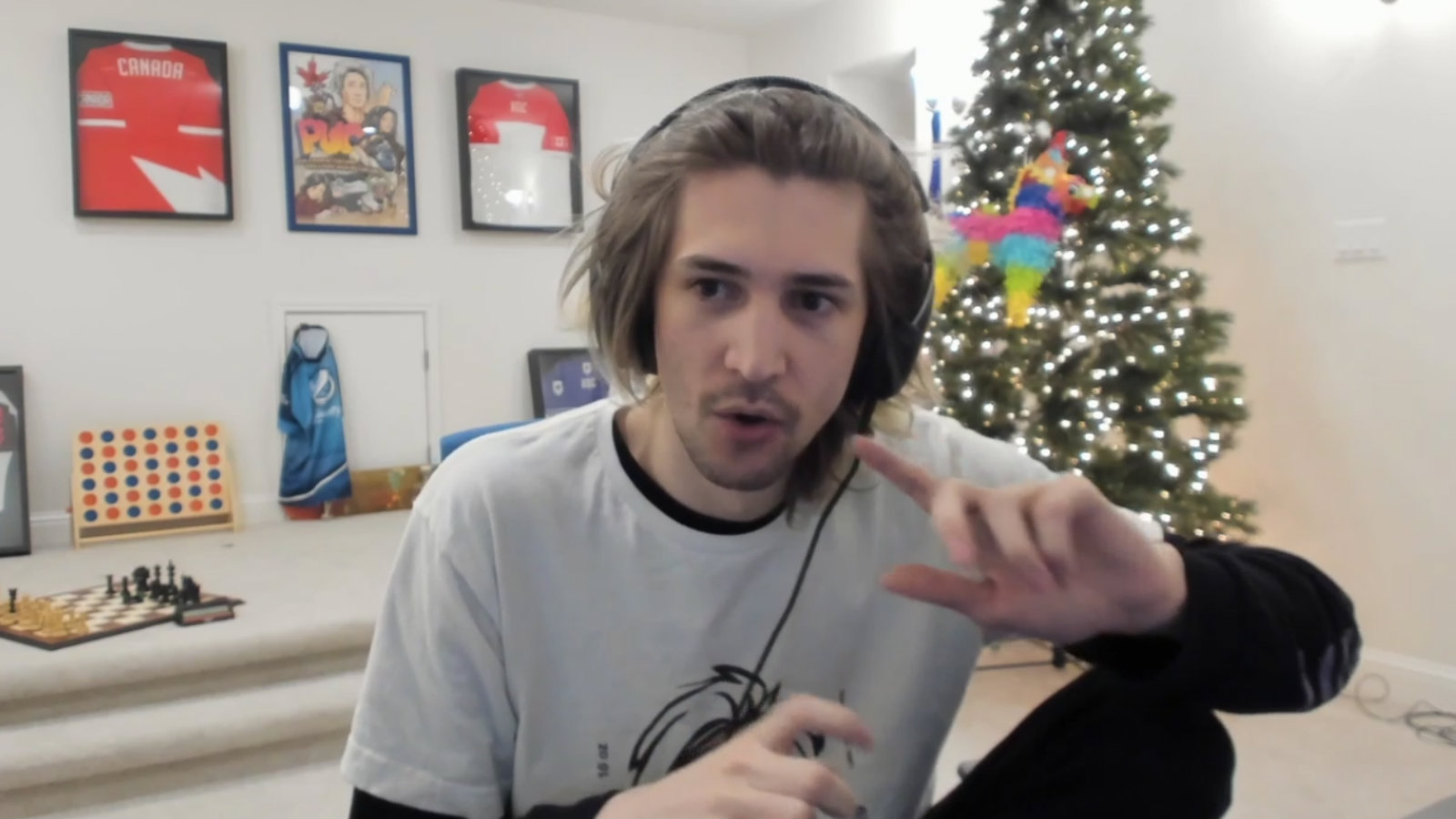 xQc paljasti suorassa lähetyksessä todella äärimmäisyyksiin johtaneita tilanteita, joita Twitch-tähti on joutunut viime aikoina kokemaan.