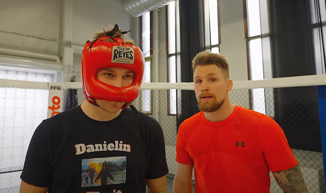 Sisällöntuottajien tyrmääjä iski taas, kun tällä kertaa UFC-ottelija Teemu Packalen antoi kyytiä tubettaja Daniel Aholalle ja hänen ystävilleen.
