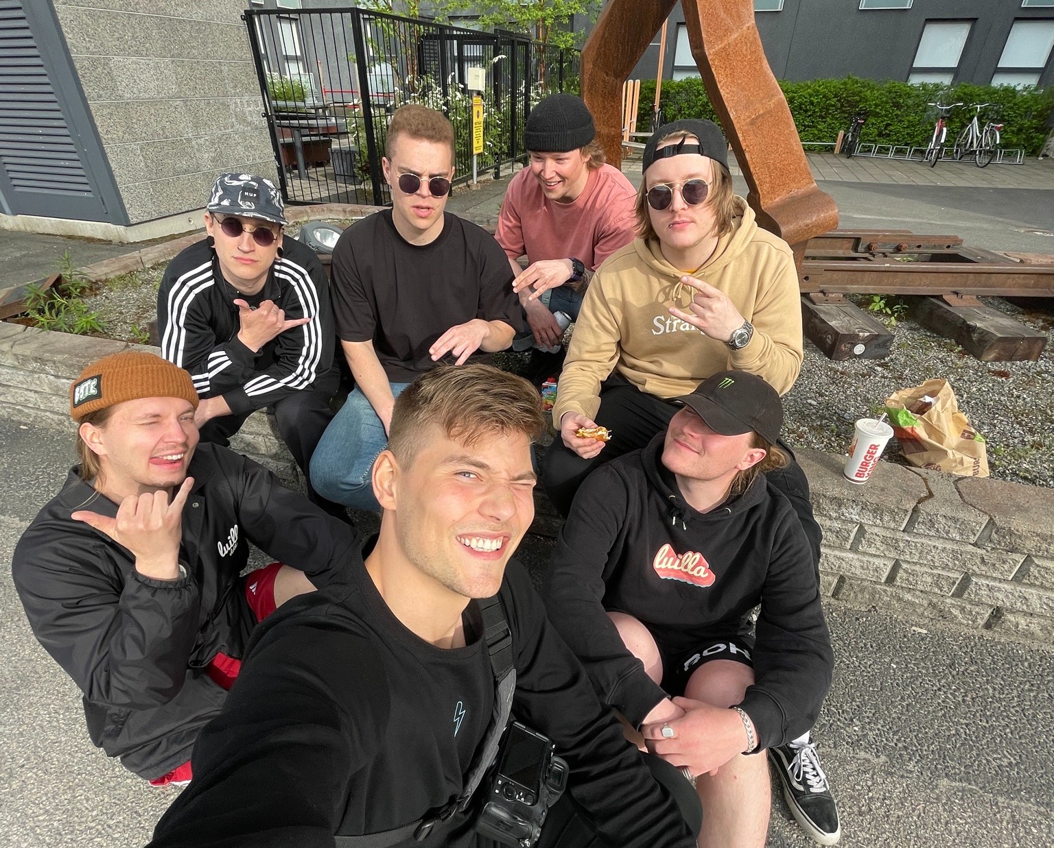 Daniel Ahola ja punkrockyhtye Kätfish tekivät yhdessä biisin, jonka idea on ammennettu tubettajan kaveriporukasta sekä hänen viikoittaisista vlogeista.