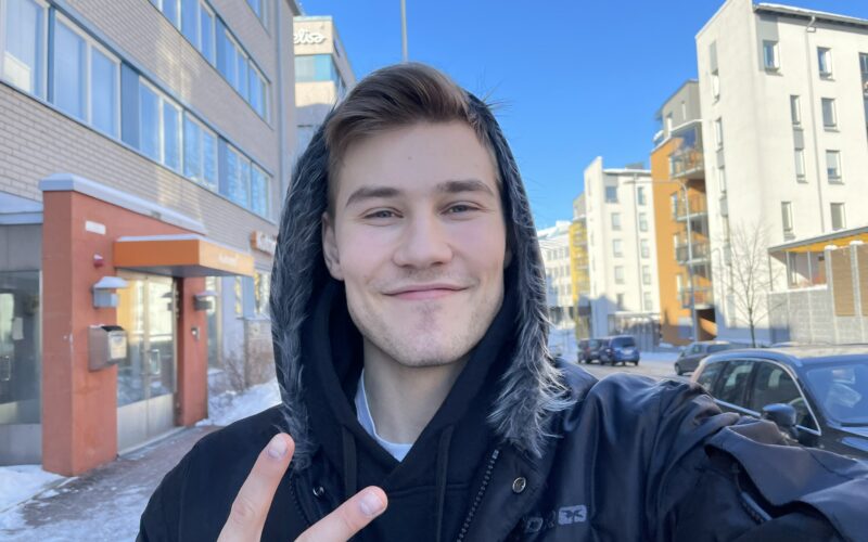 Daniel Ahola havittelee nyrkkeilykehään suomalaisen vaikuttajan kanssa. Porkkanana hän tarjoaa hänet päihittäneelle 1 000 euroa.