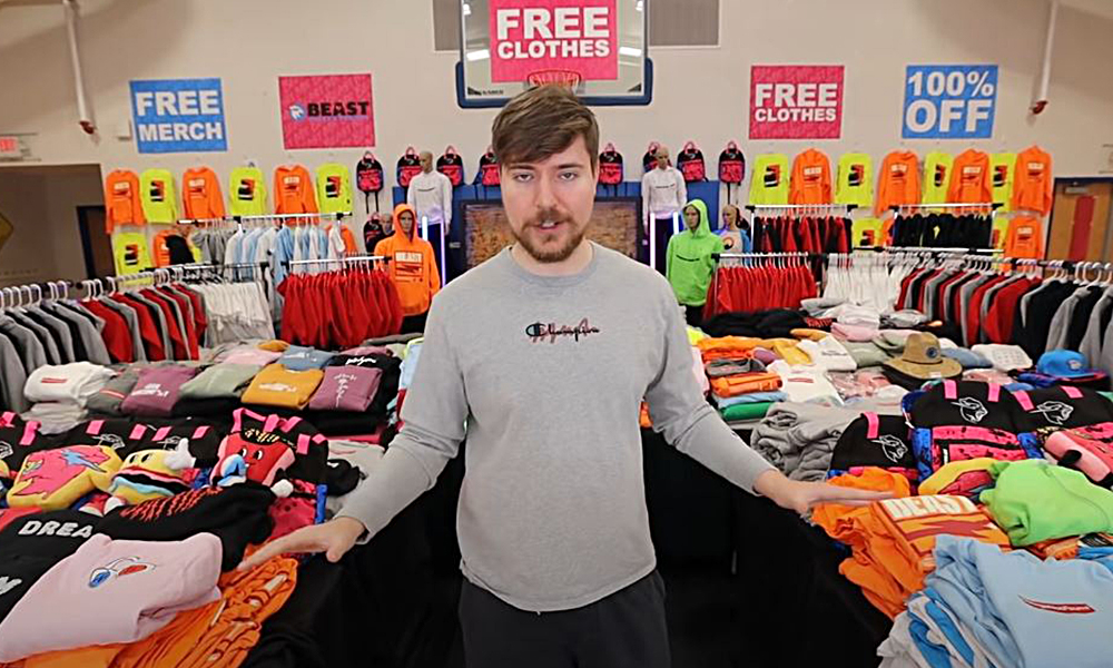 MrBeast jakoi ilmaiseksi fanivaatteitaan yhdessä suosittujen tubettajien kanssa.
