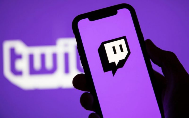 Twitch-striimaaja Apelordmoz joutui yllättäen keskeyttämään striiminsä kotinsa ulkopuolella alkaneen asetulituksen takia.