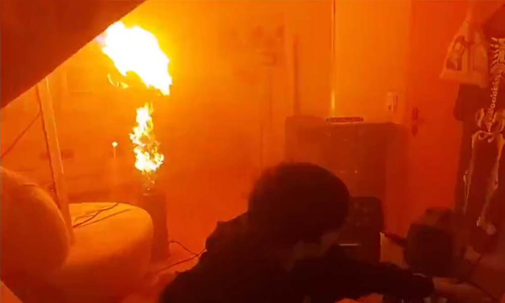 15-vuotias striimaaja Crossmauz on herättänyt somessa huomiota käyttäessään pyrotekniikkaa ja välkkyviä valoja striimeissään. 