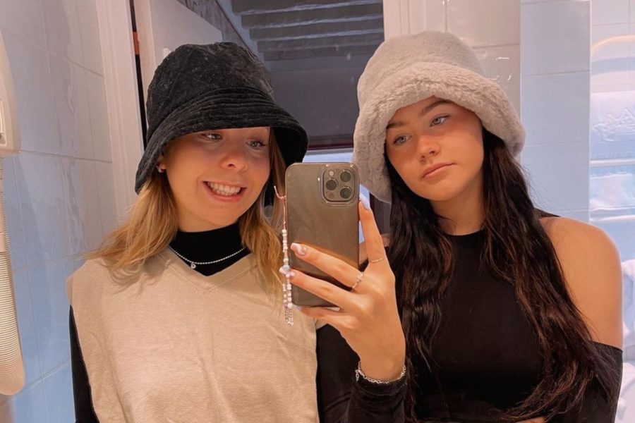 Helmi ja Ella aloittivat uuden sarjan, jossa tutustutaan Meemitalo -kiertueen behind the scenes -sisältöön ja Ellan ja Helmin fiiliksiin.