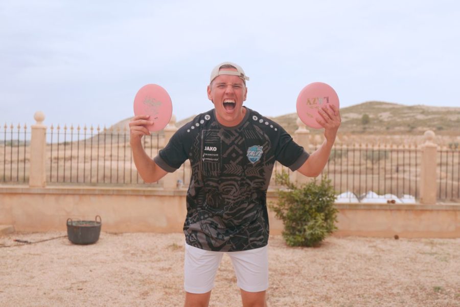 Kliffalta uusi aluevaltaus. Somevaikuttaja julkaisi kolmen protokiekon Frisbeegolfboksin.