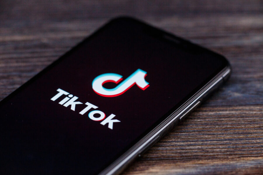 Oletko koskaan pohtinut mikä on TikTokin katsotuin video? Tässä artikkelissa esittelemme suositun videopalvelun 10 suosituinta videota.