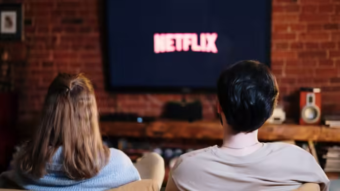 Suosituin suoratoistopalvelu ei olekaan Netflix, jota pariskunta kuvassa katsoo.