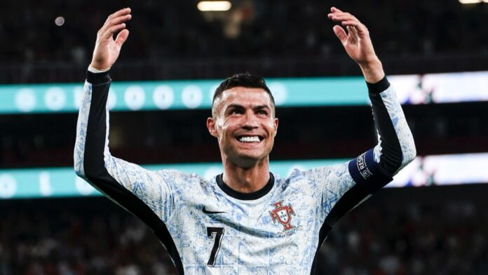 Cristiano Ronaldo iloitsee. Cristiano Ronaldo rikkoi miljardin seuraajan rajan.