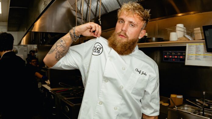 Jake Paul kokkipaidassa. Jake Paul laajentaa bisneksiään – 25 uutta ravintolaa ja oma siipikastike.