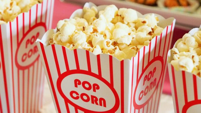 Pakastettu popcorn erillisissä kulhoissa.