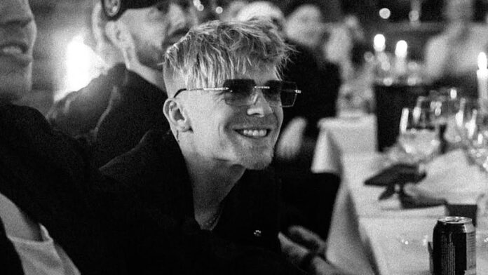 Max Blomfelt pöydässä. Max Blomfelt käynnistää musiikkiuran!