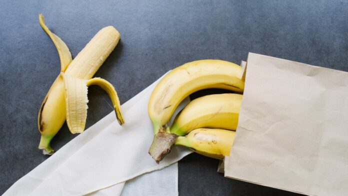 Banaaneja pöydällä Auttaako banaaninkuori kasvoilla?