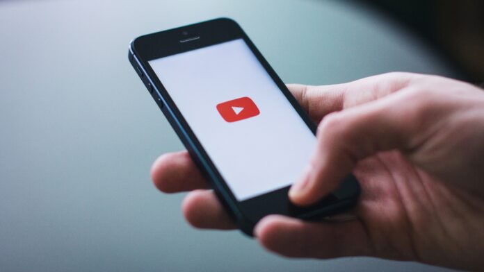 YouTube puhelimessa. YouTube seuraa TikTokia!