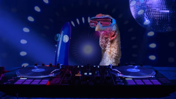 Chicken Banana -kappaleen musiikkivideosta kuvakaappaus