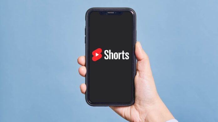 Kädessä auki YouTube Shorts. YouTuben perustaja ei hyväksy Shorts-videoita lapsilleen!