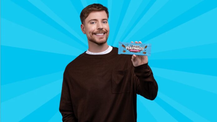 MrBeast suklaapatukka kädessä. MrBeast tuo Feastables-suklaat Suomeen!