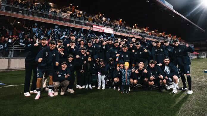 Gilla FC:n joukkue. Gilla FC nousi kolmoseen!