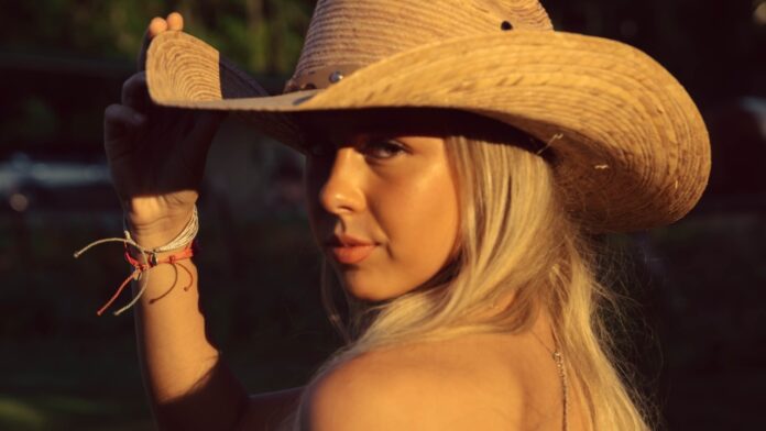Haliey Welch cowboy-hattu päässä. Haliey Welch siirtyy Twitchiin!