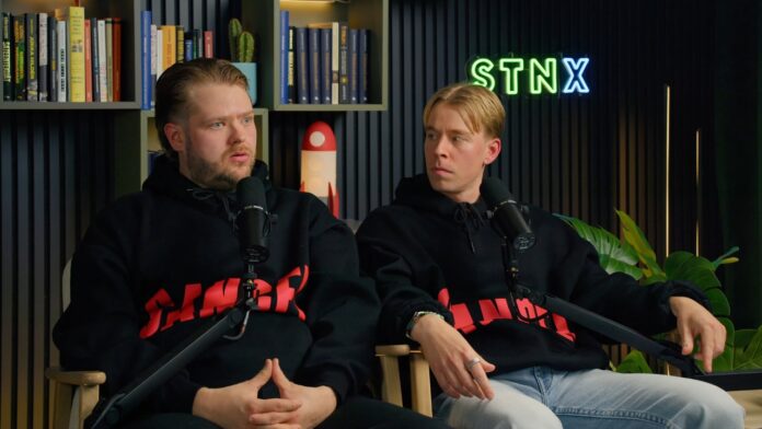 Niko ja Santtu istuvat Sijoituskästin tuoleilla. Niko ja Santtu paljastivat tulonsa!