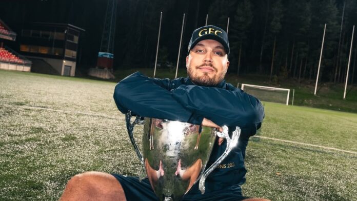 Tuomas Mönkkönen ja mestaruuspokaali. Gilla FC:n mestaruus toi lohtua!