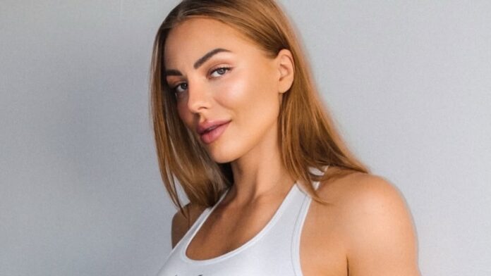 Erika Helin valkoisessa topissa. Erika Helinin pituus meni uusiksi sairaalan mittauksissa!