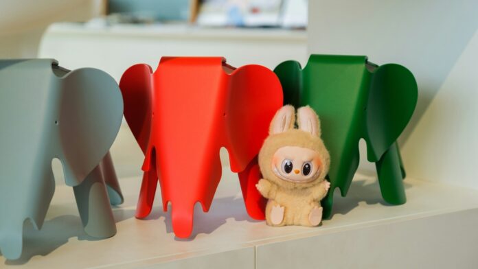 Labubu kirjahyllyssä. Labubu-elokuva suunnitteilla!