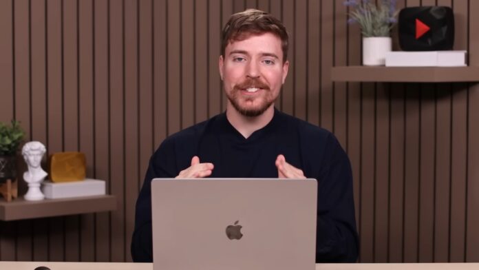 MrBeast läppärin edessä.