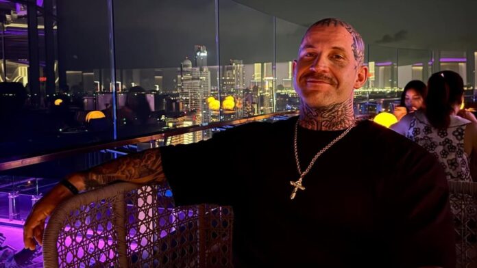 PT Vatanen istuu tuolilla. PT Vatasen reissu peruuntui!