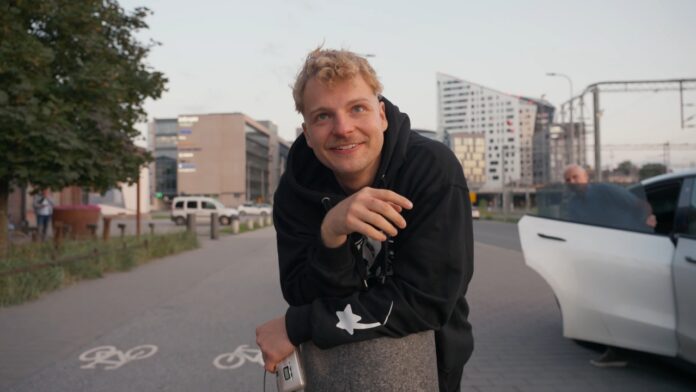 Weksi nojaa matkalukkuun. Weksi puuttuu videonsa jälkipyykkiin!