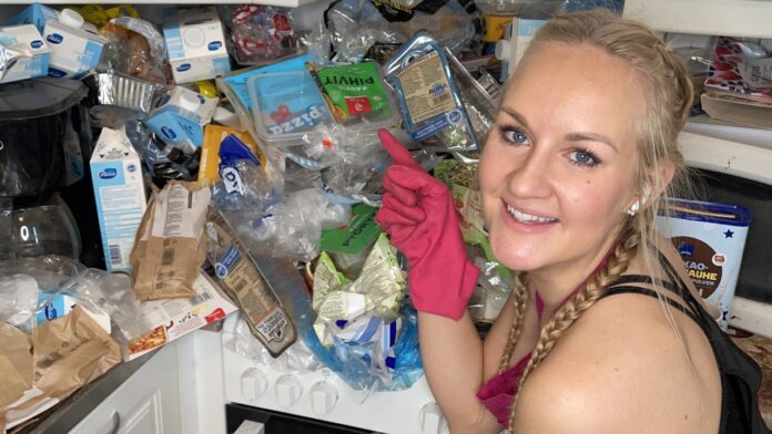 Aurikatariina roskakasan edessä. Aurikatariina lopettaa!