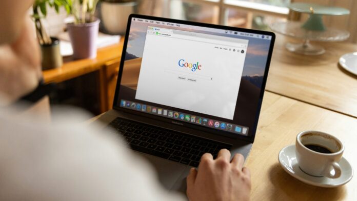 Ihminen käyttää googlea läppärillä. Mitä ihmiset googlasivat vuonna 2025?