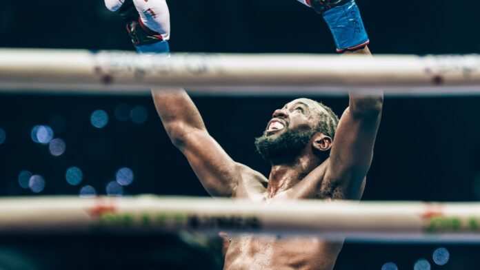 Terence Crawford kehässä nyrkit ilmassa. Terence Crawford jää eläkkeelle!