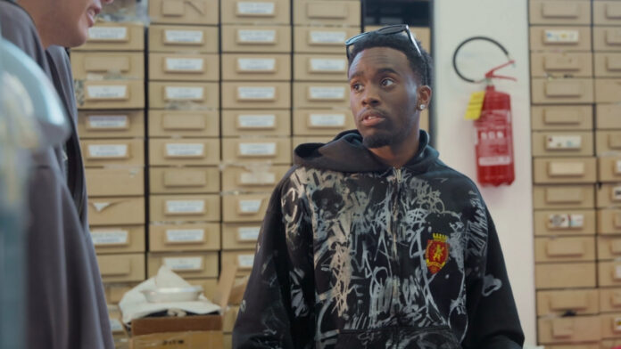 Kai Cenat vaatetehtaalla