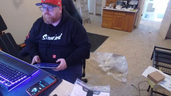 Skip tietokoneen äärellä