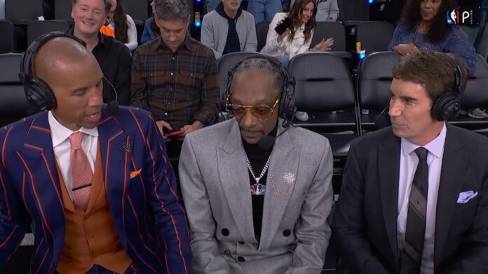 Snoop Dogg selostamossa muiden juontajien kanssa