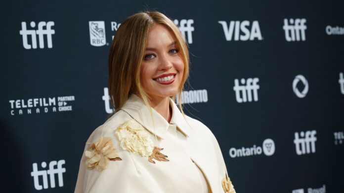 Sydney Sweeney kuvausseinän vieressä. Sydney Sweeney vieraili Lapissa!
