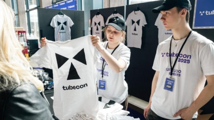 Tubecon t-paitoja tiskillä. Tubecon Awardsin äänestys räjähti!