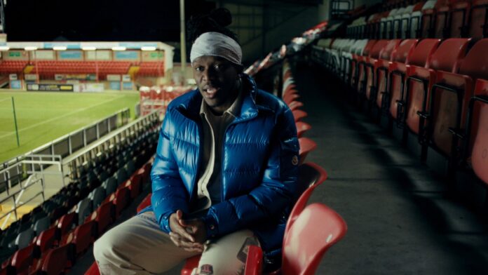 KSI jalkapallostadionilla. KSI hyppää jalkapallobisnekseen!